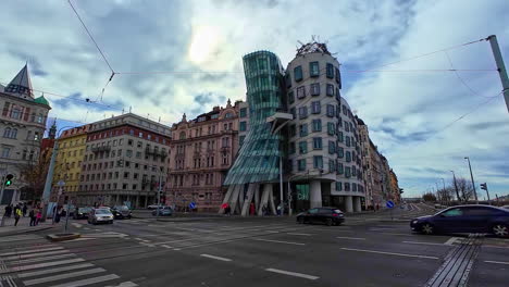 Toma-En-Cámara-Lenta-De-Una-Intersección-De-Calles-De-La-Ciudad-Con-Tráfico-En-Praga