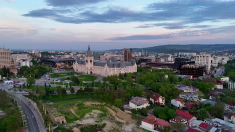 Drohnenansicht-Des-Kulturpalastes-Von-Iasi,-Rumänien-Bei-Sonnenuntergang