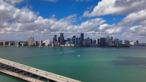 Miami-Downtown-2024-Skyline-Hyperlapse-über-Rickenbacker-Causeway