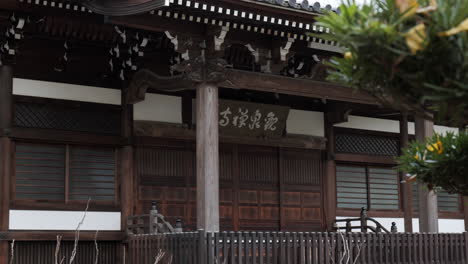Detalle-De-La-Puerta-Del-Edificio-Principal-De-Un-Hermoso-Templo-En-El-Barrio-De-Nerimasu,-Tokio,-Japón
