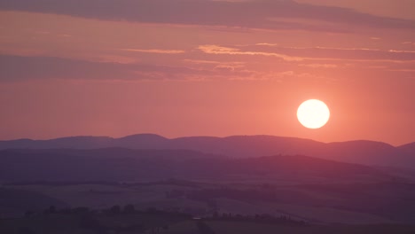 Zeitraffer-Des-Sonnenuntergangs-Mit-Sonnenuntergang-Auf-Den-Weinbergen-Der-Toskana-In-Italien