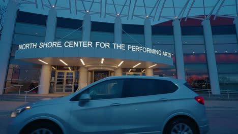 Autos-Fahren-Vor-Dem-North-Shore-Center-For-The-Performing-Arts-In-Skokie,-Illinois,-Usa