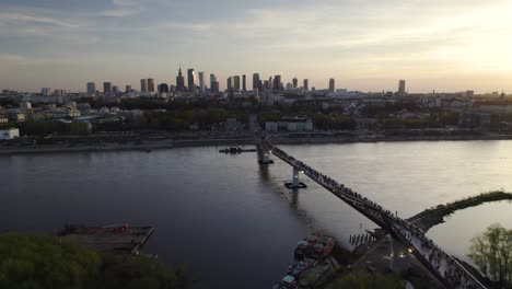 Sonnenuntergang-über-Der-Weichsel-Mit-Skyline-Von-Warschau-Und-Verkehr-Zur-Hauptverkehrszeit