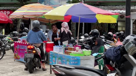 Street-food-in-Indonesia-during-the-month-of-Ramadan