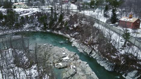 Panorámica-Aérea-Con-Drones-De-4k-De-Quechee-Vermont-Y-Su-Icónico-Puente-Cubierto