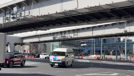 Infraestructura-De-Un-Paso-Elevado-Con-Tráfico-En-La-Ciudad-De-Chuo,-Tokio.