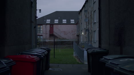 Typische-Seitengasse-Mit-Mülltonnen-Ansicht-Zwischen-Den-Häusern-Im-Vereinigten-Königreich
