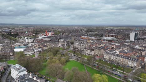 Harrogate-North-Yorkshire-Town-Reino-Unido-Drone-Ascendente,antena