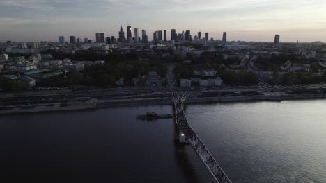 Vista-Aérea-Del-Puente-De-Agrafka-Y-Del-Paisaje-Urbano-De-Varsovia-Al-Atardecer