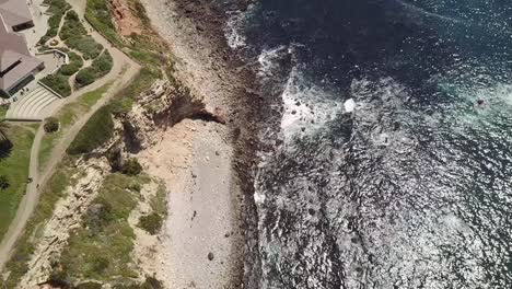 4K-Drohnenaufnahme-Von-Point-Vicente-Mit-Blick-Auf-Die-Klippen-Und-Das-Kristallklare-Wasser-Des-Pazifischen-Ozeans-Mit-Dem-Strand
