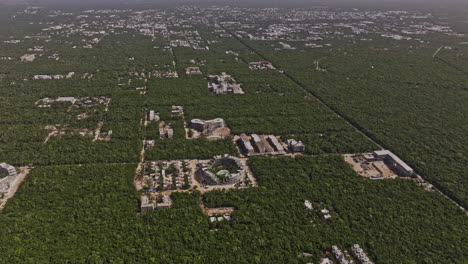 Tulum-México-Antena-V23-Vista-Aérea-Drone-Sobrevuelo-Fuera-De-La-Ciudad-Capturando-Nuevos-Proyectos-De-Construcción-De-Complejos-Turísticos-De-Lujo-Rodeados-De-Una-Exuberante-Jungla-Maya---Filmado-Con-Mavic-3-Pro-Cine---Julio-De-2023