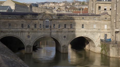 Pulteney-Brücke-über-Den-Fluss-Avon-In-Bath,-England