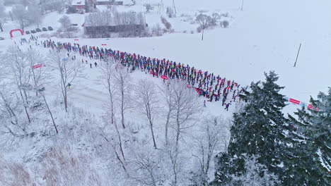 Inicio-Del-Grupo-De-Participantes-Del-Festival-De-Esquí-&quot;apkārt-Alaukstam&quot;-En-Vista-Aérea