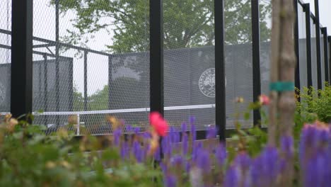 Hermoso-Follaje-Al-Lado-De-Una-Cancha-De-Tenis