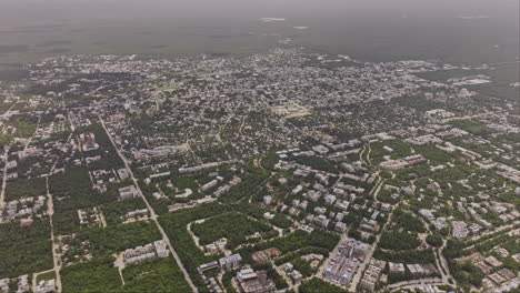 Tulum-México-Antena-V7-Gran-Altitud-Vista-Aérea-Drone-Sobrevuelo-Barrio-De-Lujo-Capturando-El-Centro-De-La-Ciudad,-La-Veleta-Y-Las-Vistas-Al-Mar-Desde-Arriba---Filmado-Con-Mavic-3-Pro-Cine---Julio-De-2023