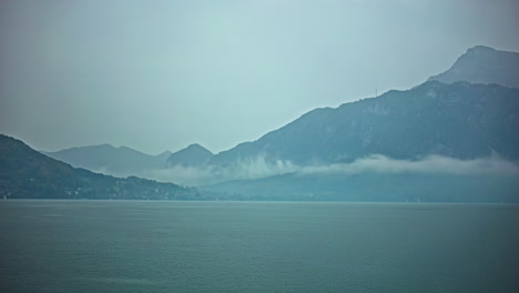 Las-Nubes-Se-Desplazan-Sobre-El-Paisaje-Del-Lago-Attersee-En-Un-Fascinante-Timelapse.