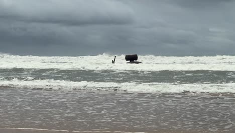 An-Der-Küste-Spaniens-Prallen-Wellen-Vor-Dem-Hintergrund-Bewölktem-Und-Düsterem-Wetter-Auf-Das-Ufer-Und-Zeigen-Das-Zeitlose-Zusammenspiel-Von-Meer-Und-Natur