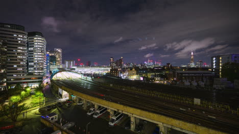 Züge-Kommen-Nachts-Im-Zeitraffer-Von-Einem-Aussichtspunkt-Am-Bahnhof-London-Waterloo-An-Und-Fahren-Dort-Ab