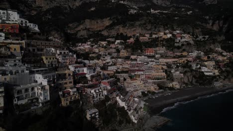 Vuelo-Sobre-La-Hermosa-Ciudad-De-Positano,-Un-Asentamiento-Costero-Tradicional-En-Italia-Basado-En-La-Costa-De-Amalfi.