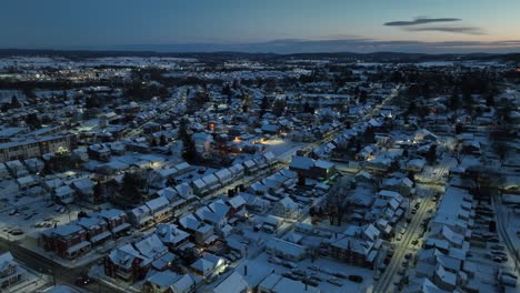 Ciudad-Americana-Cubierta-De-Nieve-Durante-El-Amanecer