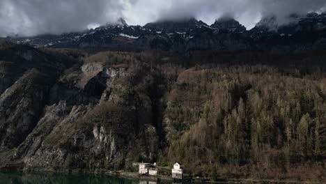 Toma-Aérea-Hacia-Atrás-De-Los-Alpes-En-Walensee,-Suiza