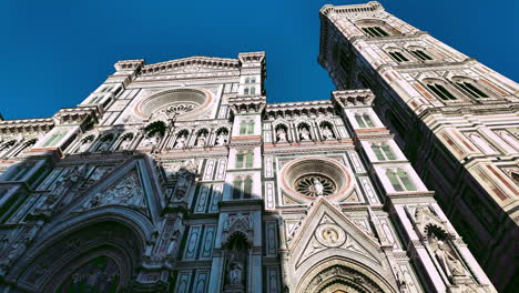 Filmische-Kamerabewegung-Auf-Der-Spektakulären-Fassade-Der-Kathedrale-Von-Florenz-Und-Ihren-Türmen