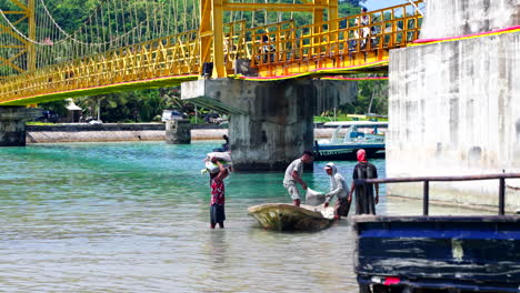 Cultivo-De-Algas---Cultivadores-De-Algas-Llevando-Sacos-De-Algas-Cosechadas-Desde-El-Barco-En-Nusa-Lembongan