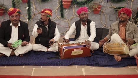 Eine-Gruppe-Von-Menschen-Singt-In-Der-Abenddämmerung-Traditionelle-Rajasthani-Volkslieder-Mit-Traditionellen-Musikinstrumenten.-Das-Video-Wurde-Am-21.-Februar-2024-In-Jodhpur,-Rajasthan,-Indien,-Aufgenommen