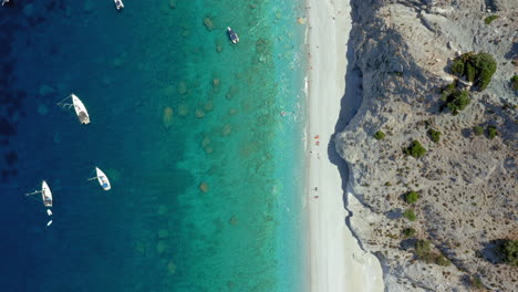 Luftaufnahme:-Drohnenaufnahme-Des-Strandes-Lalaria-Auf-Der-Insel-Skiathos,-Sporaden,-Griechenland,-Aus-Der-Umlaufbahn-Mit-Türkisfarbenem,-Kristallklarem-Wasser