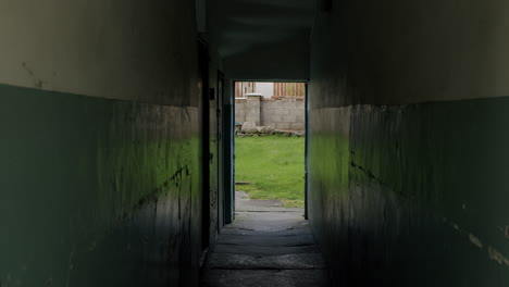 Pasillo-Del-Edificio.-Túnel-De-Entrada-Al-Patio-Interior