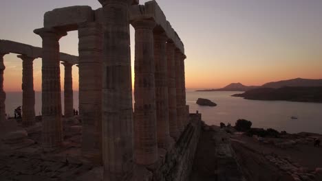 Drone-Aéreo-Cerca-Del-Templo-De-Poseidón,-Sounion-Grecia-En-La-Hora-Dorada