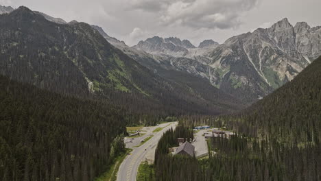 Rogers-Pass,-BC,-Kanada,-Luftaufnahme-V1,-Drohnenüberflug-über-Highway-1-über-Bewaldete-Täler-Und-Atemberaubende-Ausblicke-Auf-Die-Berggipfel-Des-Glacier-Nationalparks-–-Aufgenommen-Mit-Mavic-3-Pro-Cine-–-Juli-2023