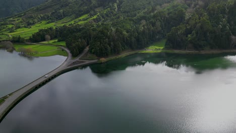 Luftaufnahme-Des-Malerischen-Paradieses-Von-Sieben-Städten-Auf-Den-Azoren,-Sao-Miguel