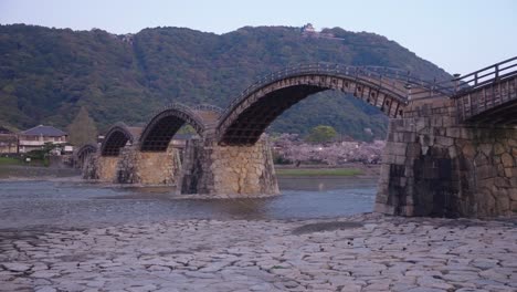 Puente-Iwakuni-Kintai-kyo,-Cámara-Lenta-A-Principios-De-La-Mañana-De-Primavera,-Japón