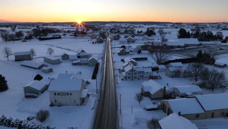 Verschneite-Ländliche-Stadt-Bei-Sonnenaufgang