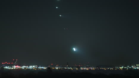 Timelapse-Del-Aeropuerto-De-Londres-De-Aviones-Que-Aterrizan-Cada-2-Minutos-Tomados-Desde-Un-Punto-De-Vista-Distante-Con-Un-Teleobjetivo