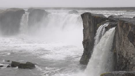 Vista-Estática-En-Cámara-Lenta-De-Las-Cascadas-De-Godafoss,-Islandia,-A-Lo-Largo-De-La-Ruta-Circular-1