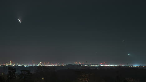 Zeitrafferaufnahme-Des-Londoner-Flughafens-Mit-Starts-Und-Landungen-Und-Dem-Verkehr-über-Der-Skyline-Der-Stadt,-Aufgenommen-Aus-Der-Ferne-Mit-Einem-Teleobjektiv