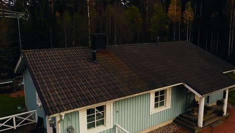 Luftaufnahme:-Inspektionsdrohne-überprüft-Den-Zustand-Eines-Schmutzigen-Hausdachs,-Herbsttag