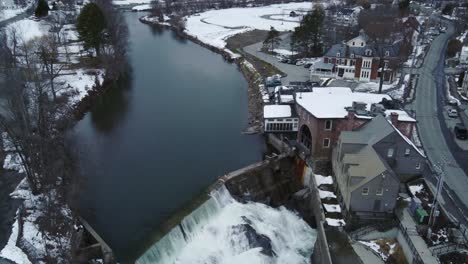 4K-Drohnenansicht-Des-Ottauquechee-River-In-Quechee,-Vermont