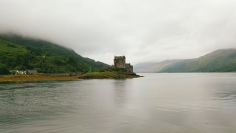 Vista-Aérea-De-Eilean-Donan,-Un-Castillo-Del-Siglo-XIII-En-Las-Tierras-Altas-De-Escocia,-Escocia.