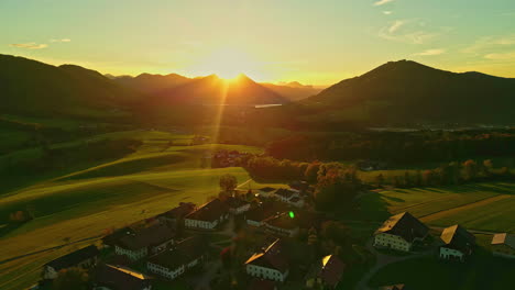 Goldenes-Stundenlicht-über-Einem-Dorf-Auf-Dem-Land-In-Den-österreichischen-Alpen,-Mitteleuropa