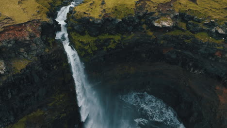 Mulafossur-waterfall,-Faroe-Islands:-discovering-the-famous-waterfall-in-a-spectacular-setting