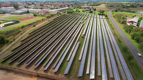 Una-Toma-En-órbita-Aérea-De-Filas-De-Paneles-Solares-Fotovoltaicos-Para-Energía-Eléctrica-Sostenible-Para-Ciudades-E-Industrias-En-Un-Alemán