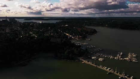 Vista-Aérea-Alrededor-De-La-Iglesia-Y-El-Casco-Antiguo-Del-Puerto-De-Naantali,-Verano-En-Finlandia