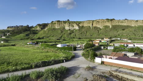 Toma-De-Drones-De-Algunos-Acantilados-Junto-A-Un-Campo-Verde.