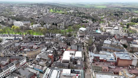 Harrogate-Stadtzentrum-North-Yorkshire-Stadt-Großbritannien-Schwenken-Drohne-Luftaufnahme