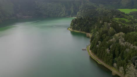 Aerial-shot-picturesque-paradise-of-Sete-Cidades-in-Azores,-Sao-Miguel