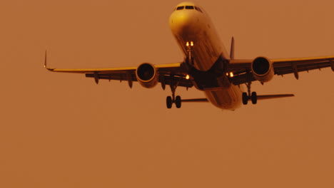 Avión-De-Pasajeros-Vuela-En-El-Cielo-Naranja-Del-Atardecer,-Concepto-De-Vacaciones-De-Viaje