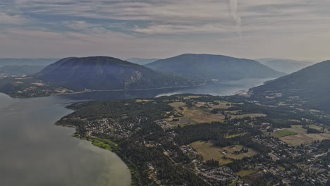 Brazo-De-Salmón-Bc-Canadá-Vuelo-Aéreo-Con-Dron-V5-Sobrevuelo-Del-Lago-Shuswap-Capturando-Ciudades-Junto-Al-Lago-Y-áreas-Residenciales,-Vistas-De-Montañas-Y-Paisajes-Naturales-Prístinos---Filmado-Con-Mavic-3-Pro-Cine---Julio-De-2023